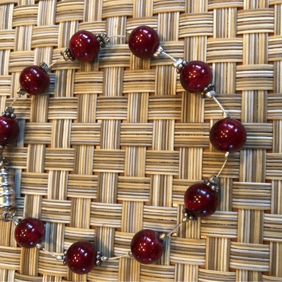Stunning deep red beaded bracelet with magnetic clasp. - Picture 3 of 7